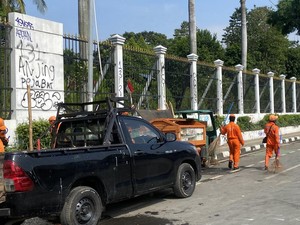Pasukan Oranye Bahu-membahu Bersihkan Sisa Ricuh di Jakarta