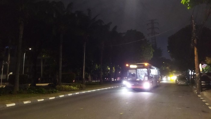 Situasi di sekitar markas Brimob Polda Metro Jaya pada Minggu (31/8/2025) malam (Kurniawan/detikcom)