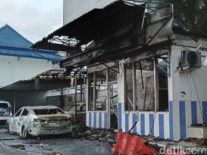 Kendaraan di Kantor Ditlantas Polda Sumsel Dibakar-Dirusak Perusuh