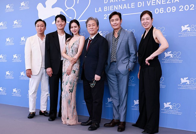 Momen istimewa itu dirasakan Son Ye Jin bersama sejumlah pemain film No Other Choice: Lee Sung Min, Park Hee Soon, Lee Byung Hun, Yeom Hye Ra, serta sutradara Park Chan Wook. Foto: Getty Images