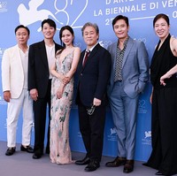 Momen istimewa itu dirasakan Son Ye Jin bersama sejumlah pemain film No Other Choice: Lee Sung Min, Park Hee Soon, Lee Byung Hun, Yeom Hye Ra, serta sutradara Park Chan Wook. Foto: Getty Images