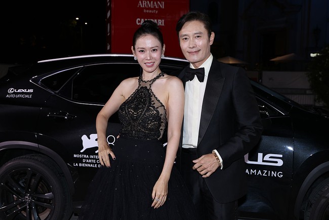Di sesi red carpet Venice International Film Festival 2025, Son Ye Jin kembali tampil memukau tatkala turun dari mobil bersama Lee Byung Hun, aktor yang berperan jadi suaminya. Foto: Getty Images