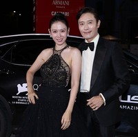 Di sesi red carpet Venice International Film Festival 2025, Son Ye Jin kembali tampil memukau tatkala turun dari mobil bersama Lee Byung Hun, aktor yang berperan jadi suaminya. Foto: Getty Images