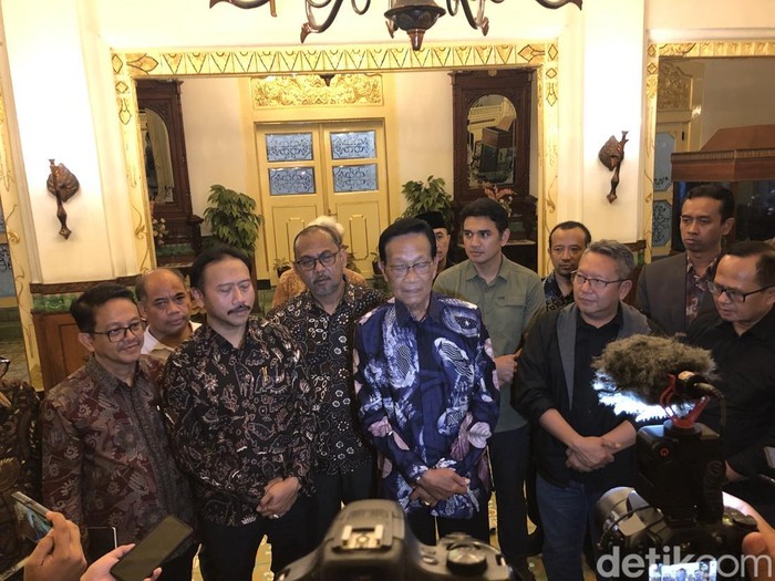 Sri Sultan Hamengku Buwono X bersama sejumlah petinggi kampus DIY di Kompleks Kepatihan Jogja, Minggu (31/8/2025) malam.