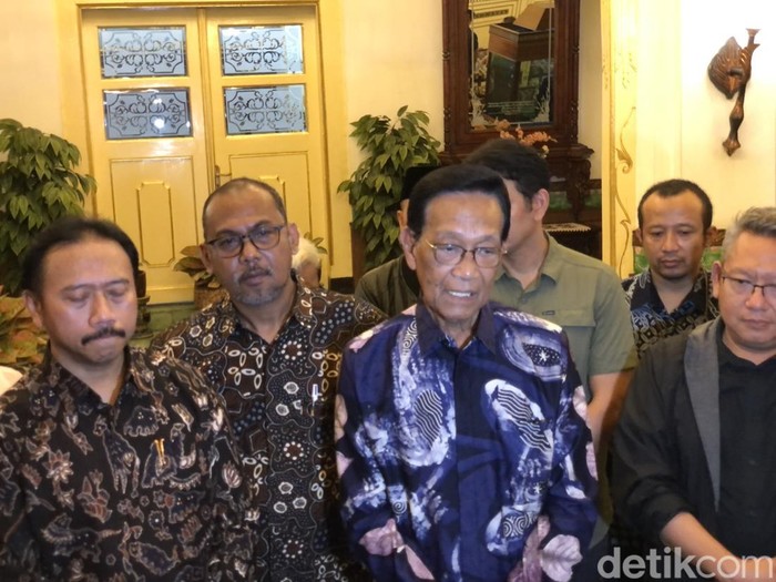 Sri Sultan Hamengku Buwono X bersama sejumlah petinggi kampus DIY di Kompleks Kepatihan Jogja, Minggu (31/8/2025) malam.