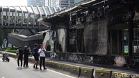 Di beberapa titik, coretan vandalisme masih terlihat. Halte dan dinding gedung yang terkelupas catnya menjadi pengingat bahwa Jakarta baru saja melewati kerusuhan.