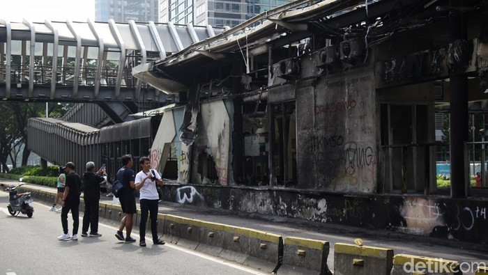 Suasana CFD Jakarta di Tengah Sisa Kerusuhan Meski Jakarta sempat dilanda kerusuhan pekan lalu, car free day di Jalan Sudirman–Thamrin tetap digelar Minggu (31/8/2025). Pemerintah DKI menegaskan kegiatan ini sebagai simbol bahwa kota tetap aman dan kondusif.
