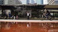 Meski ada sisa kerusakan, suasana car free day tetap meriah. Warga mengikuti senam, membawa anak-anak bermain, hingga berkumpul di trotoar dengan suasana akrab.