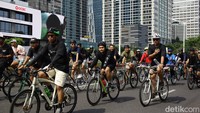 Sejak pagi, masyarakat mulai memadati Bundaran HI dan sekitarnya. Warga bersepeda, jogging, dan berjalan kaki seperti hari Minggu biasanya.