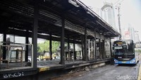 Transportasi publik yang sempat lumpuh kini berangsur pulih. MRT dan TransJakarta kembali beroperasi normal, bahkan ada program tarif gratis untuk mendukung mobilitas warga.
