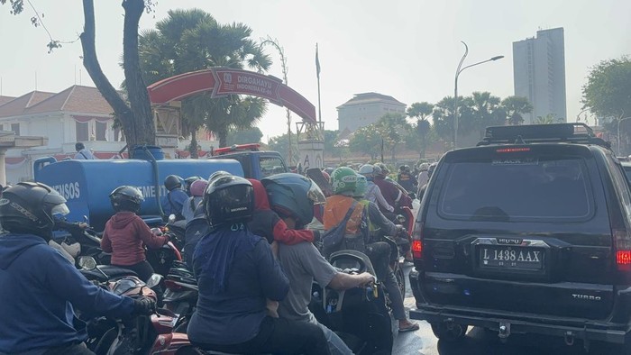 Suasana Gedung Negara Grahadi Surabaya setelah dibakar