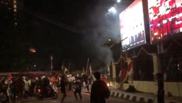 Suasana memanas di depan gedung DPRD Sumsel.