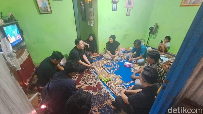 Suasana rumah duka driver ojol, Rusdamdiansyah (26) yang tewas diduga dikeroyok saat demo ricuh di Makassar.