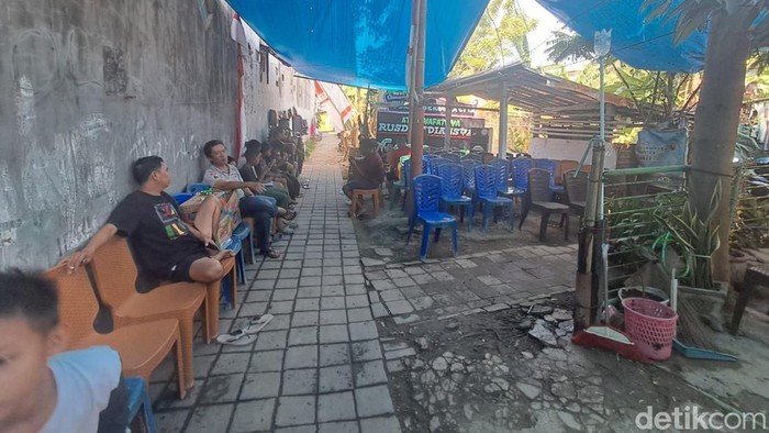 Suasana rumah duka Rusdamdiansyah alias Dandi (26), driver ojol yang tewas dikeroyok massa usai diduga dituduh intelijen saat demo di Makassar.