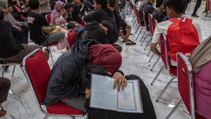 Seorang anak di bawah umur yang terlibat unjuk rasa menangis meminta maaf kepada ibunya di Mako Polda Jawa Tengah Minggu (31/8/2025). Polda Jateng membebaskan sebanyak 327 orang yang mayoritas merupakan anak-anak di bawah umur yang diduga terlibat dalam unjuk rasa maupun perusakan  Mapolda Jateng dan fasilitas umum Kota Semarang pada Sabtu (30/8) dengan sejumlah syarat, yaitu wajib lapor dua kali dalam sepekan dan berkomitmen membuat surat pernyataan tidak mengulangi perbuatannya. ANTARA FOTO/Aji Styawan/bar