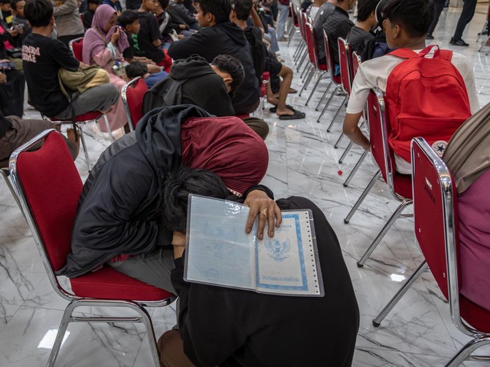 Seorang anak di bawah umur yang terlibat unjuk rasa menangis meminta maaf kepada ibunya di Mako Polda Jawa Tengah Minggu (31/8/2025). Polda Jateng membebaskan sebanyak 327 orang yang mayoritas merupakan anak-anak di bawah umur yang diduga terlibat dalam unjuk rasa maupun perusakan  Mapolda Jateng dan fasilitas umum Kota Semarang pada Sabtu (30/8) dengan sejumlah syarat, yaitu wajib lapor dua kali dalam sepekan dan berkomitmen membuat surat pernyataan tidak mengulangi perbuatannya. ANTARA FOTO/Aji Styawan/bar