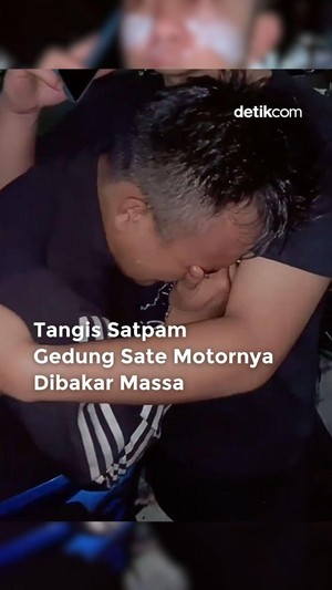 Video: Tangis Satpam Gedung Sate Motornya Dibakar Massa