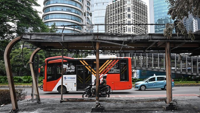 Bus Transjakarta melintas di Halte Senayan Bank DKI, Jakarta, Minggu (31/8/2025). Pemprov DKI Jakarta menggratiskan tarif layanan Transjakarta dan MRT selama sepekan sembari melakukan pembenahan sejumlah halte dan stasiun yang rusak pasca terdampak kericuhan. ANTARA FOTO/Sulthony Hasanuddin/foc.