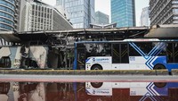 Layanan transportasi umum seperti Transjakarta dan MRT tetap beroperasi normal meski beberapa halte dan stasiun mengalami kerusakan akibat aksi massa. Penumpang bisa menggunakan moda transportasi ini tanpa biaya hingga satu minggu ke depan. ANTARA FOTO/Sulthony Hasanuddin