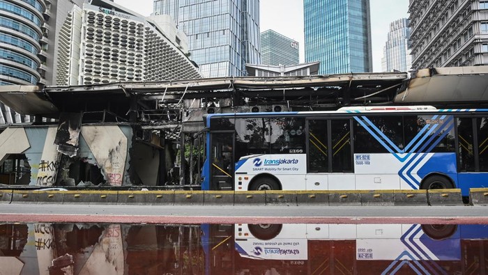 Bus Transjakarta melintas di Halte Senayan Bank DKI, Jakarta, Minggu (31/8/2025). Pemprov DKI Jakarta menggratiskan tarif layanan Transjakarta dan MRT selama sepekan sembari melakukan pembenahan sejumlah halte dan stasiun yang rusak pasca terdampak kericuhan. ANTARA FOTO/Sulthony Hasanuddin/foc.