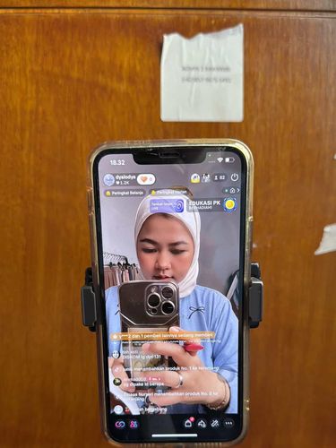 Zahra sebagai pemilik brand Dyalodya sedang melakukan sesi siaran langsung di TikTok. Zahra sebagai pemilik brand Dyalodya sedang melakukan sesi siaran langsung di TikTok.
