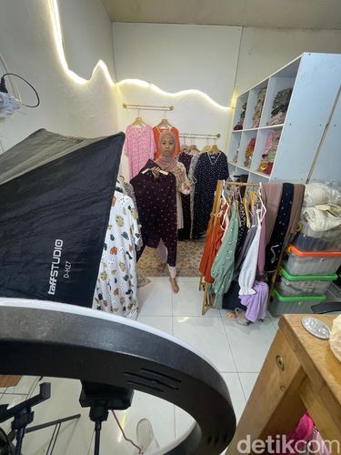 Tim brand Koncoturu saat melalukan sesi siaran langsung. Tim brand Koncoturu saat melalukan sesi siaran langsung.