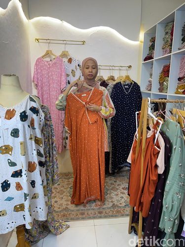 Tim brand Koncoturu saat melalukan sesi siaran langsung. Tim brand Koncoturu saat melalukan sesi siaran langsung.