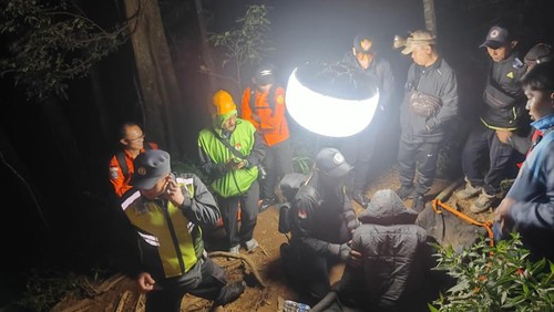 Tim SAR mengevakuasi dua pendaki Gunung Batukaru yang mengalami kelelahan, Sabtu (30/8/2025).