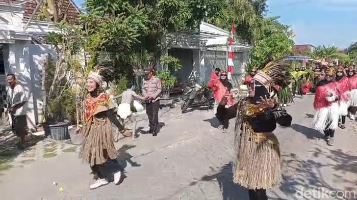 Tuyul, Keranda Jenazah - Pejabat Korupsi Ramaikan Karnaval Antar RT di Magetan