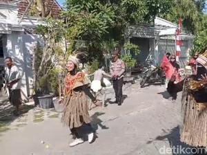 Ribuan Warga Meriahkan Karnaval Antar-RT di Magetan, Kostum Tuyul hingga Sindiran Pejabat Korupsi