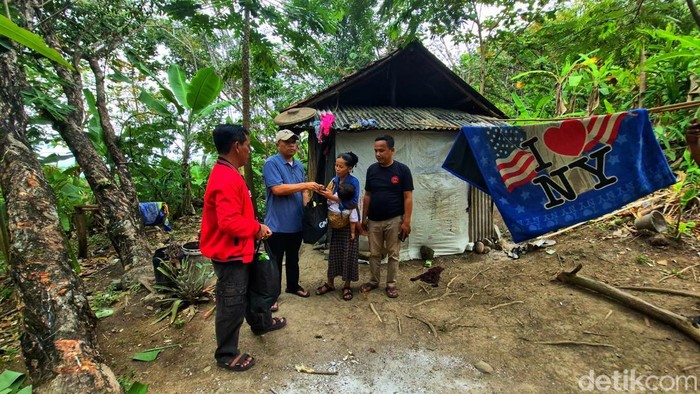 Utusan Bupati Sukabumi, Camat Palabuhanratu Deni Yudhono dan Anggota DPRD Kabupaten Sukabumi, Junajah Jajah evakuasi Iis dari rumah tak layak