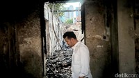 Pantauan detikJatim, Emil memasuki masing-masing ruangan yang terbakar di Barat Grahadi.
