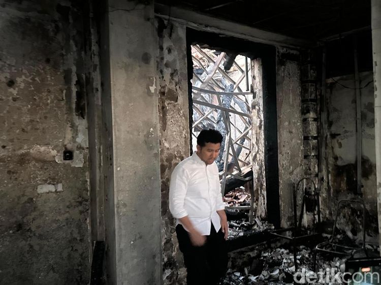 Momen Wagub Emil Meratapi Ruang Kerja di Grahadi Hangus Terbakar