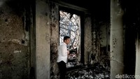 Dengan raut muka sedih, Emil melihat satu persatu ruangan yang terbakar mulai ruangannya, ruang Biro Umum Setdaprov Jatim, ruang Protokol hingga ruang kelompok kerja (pokja) wartawan Grahadi.