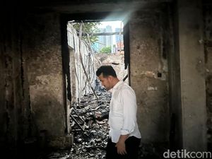 Raut Sedih Wagub Emil Tinjau Ruang Kerjanya di Grahadi Tinggal Puing