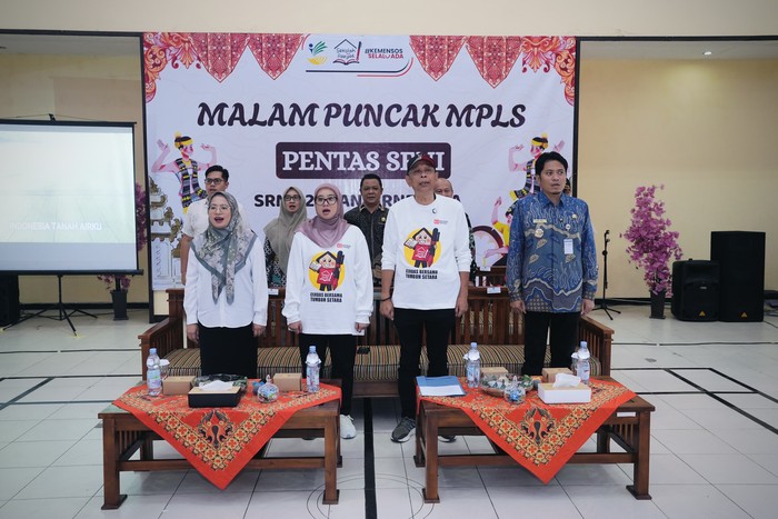 Wakil Menteri Sosial Agus Jabo Priyono berkunjung ke Sekolah Rakyat Menengah Pertama (SRMP) 27 Banjarnegara, Jawa Tengah, untuk berdialog dengan siswa serta meninjau sarana dan proses pembelajaran.
