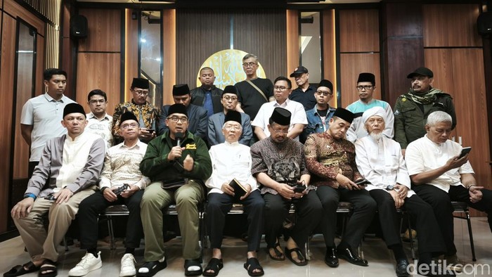 Wali Kota Bandung M Farhan bersama sejumlah tokoh.