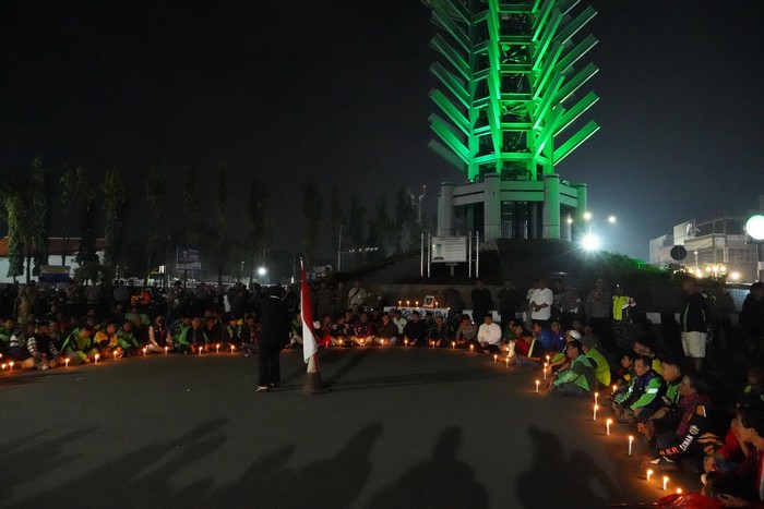 Wali Kota Cilegon Robinsa bersama Forkopimda Kota Cilegon bergabung bersama ratusan ojek online (ojol) dan berbagai himpunan mahasiswa dalam doa dan tabur bunga untuk solidaritas kepada almarhum Affan Kurniawan.
