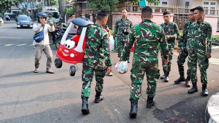 Warga Kembalikan Barang Sri Mulyani yang Dijarah.