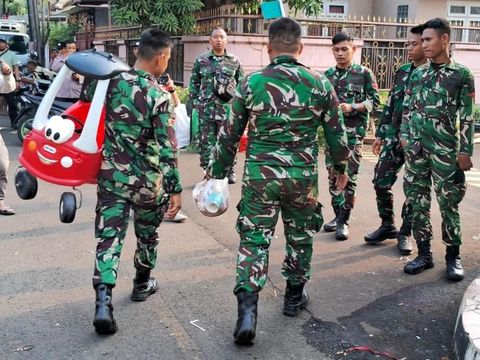 Warga Kembalikan Barang Sri Mulyani yang Dijarah.
