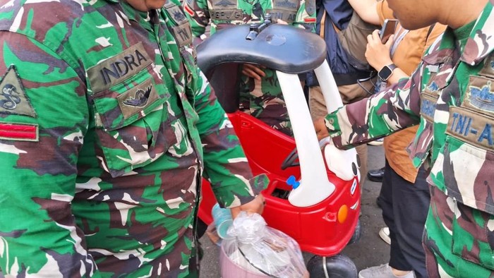 Warga Kembalikan Barang Sri Mulyani yang Dijarah.