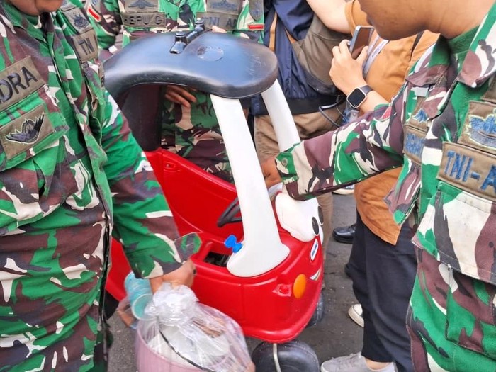 Warga Kembalikan Barang Sri Mulyani yang Dijarah.