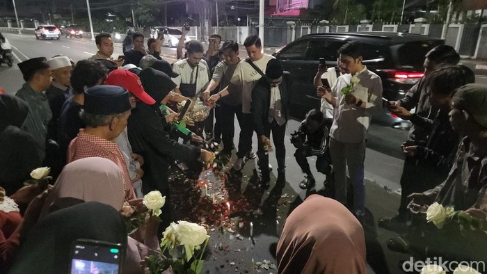Warga tabur bunga dan doa bersama di lokasi Affan Kurniawan tewas dilindas
