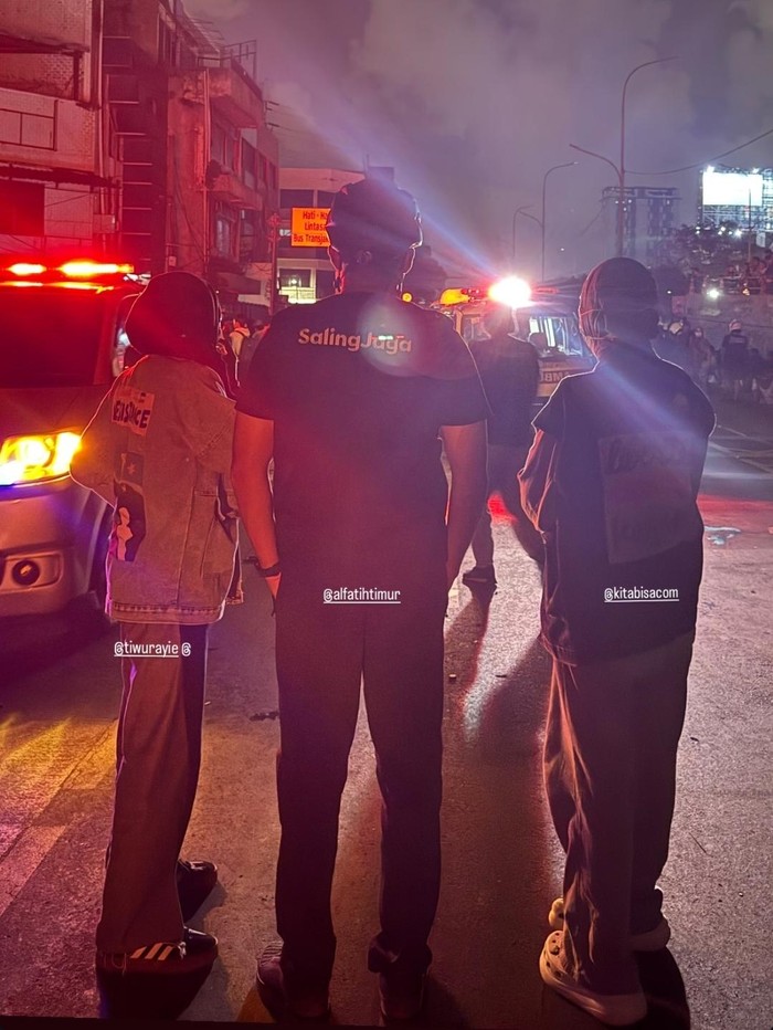 Zaskia Adya Mecca menjadi relawan medis saat aksi massa di Kwitang, Jakarta Pusat, Sabtu (20/8/2025) malam.
