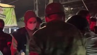 Dengan turun ke lapangan ternyata ku belajar banyak. Situasinya, siapa yang terlibat, gimana perjuangannya, yang paling bikin ku kagum bagaimana para relawan bekerja dengan luar biasa. Ku dampingi dokter bawa pasien ke ugd, staff RS sudah standby di lobby, pasien turun tanpa hp dan identitas, lalu ada team hukum menyapaku, Kak bisa lepas pasien, kami yang akan lanjut mendampingi cari identitas, hubungi keluarga sampai pembiayaan RS, cerita Zaskia. Foto: Instagram @zaskiadyamecca