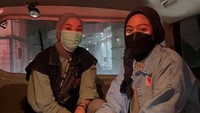  Zaskia menceritakan suasana mencekam semalam. Menuju Kwitang cukup mencekam suasana, dibuang ke sana-sini karena jalan utama ditutup. Sepanjang jalan banyak bekas pembakaran, lalu sampailah kami di titik kritis. Banyak, banyaaak korban. Ada yang kena peluru karet, kena benturan, tapi didominasi terkena gas air mata. Rata-rata sesak dada (oxygen sangat dibutuhkan) juga NACL buat bersihin mata, tulisnya. Foto: Instagram @zaskiadyamecca