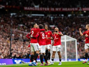 MU Menang dari Chelsea: 2 Kartu Merah-Bruno Cetak 100 Gol