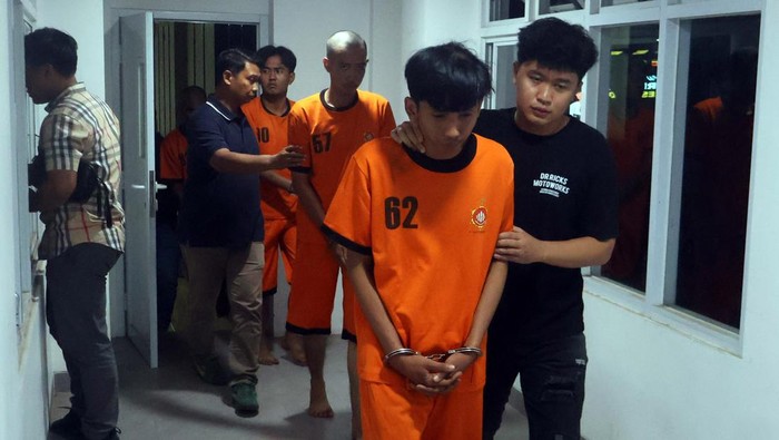 4 Provokator Serangan Mako Brimob Bogor Ditangkap Polisi Polisi menggiring tersangka kasus provokasi penyerangan Markas Komando Satuan Latihan Brimob di Polres Bogor, Jawa Barat, Minggu (31/8/2025). Polisi menangkap 17 orang yang diduga merencanakan penyerangan Markas Komando Satuan Latihan (Mako Satlat) Brimob di Cikeas, Kecamatan Gunung Putri, Kabupaten Bogor pada Sabtu 30 Agustus 2025 dan menetapkan empat orang sebagai tersangka provokator atas ajakan penyerangan tersebut. ANTARA FOTO/Yulius Satria Wijaya/bar