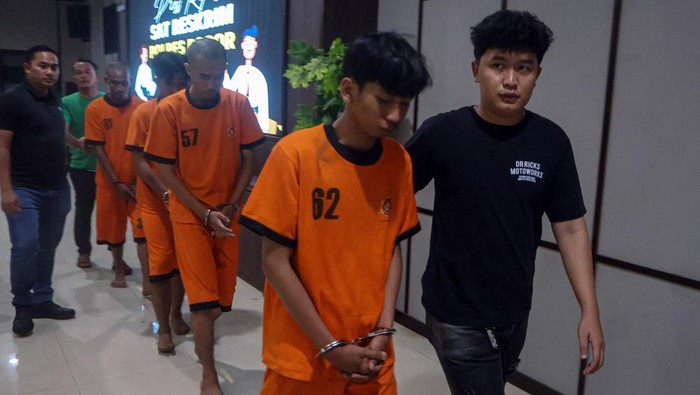 Polisi menggiring tersangka kasus provokasi penyerangan Markas Komando Satuan Latihan Brimob di Polres Bogor, Jawa Barat, Minggu (31/8/2025). Polisi menangkap 17 orang yang diduga merencanakan penyerangan Markas Komando Satuan Latihan (Mako Satlat) Brimob di Cikeas, Kecamatan Gunung Putri, Kabupaten Bogor pada Sabtu 30 Agustus 2025 dan menetapkan empat orang sebagai tersangka provokator atas ajakan penyerangan tersebut. ANTARA FOTO/Yulius Satria Wijaya/bar