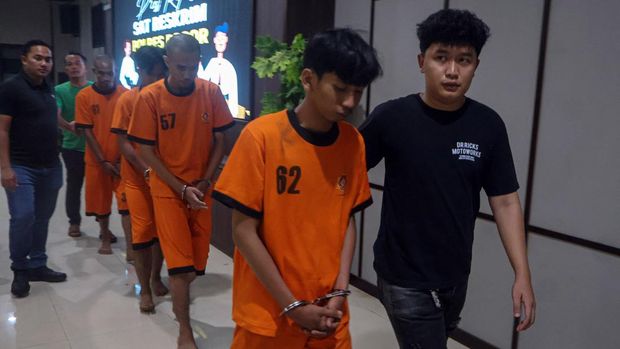 Polisi menggiring tersangka kasus provokasi penyerangan Markas Komando Satuan Latihan Brimob di Polres Bogor, Jawa Barat, Minggu (31/8/2025). Polisi menangkap 17 orang yang diduga merencanakan penyerangan Markas Komando Satuan Latihan (Mako Satlat) Brimob di Cikeas, Kecamatan Gunung Putri, Kabupaten Bogor pada Sabtu 30 Agustus 2025 dan menetapkan empat orang sebagai tersangka provokator atas ajakan penyerangan tersebut. ANTARA FOTO/Yulius Satria Wijaya/bar